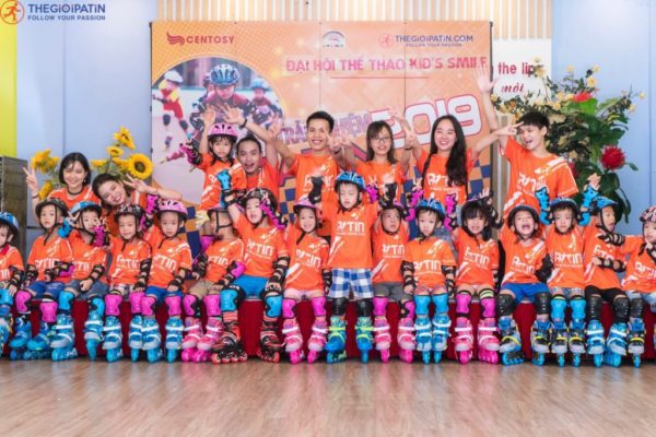 Người mới tập giữ thăng bằng trên giày patin ở sân phẳng, hướng dẫn trượt patin cơ bản