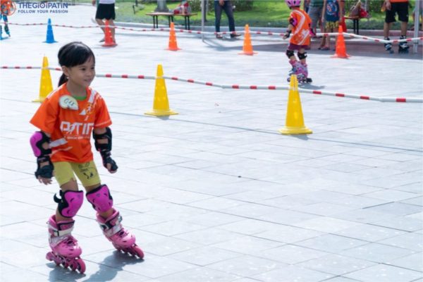 Người tập di chuyển về phía trước bằng giày patin, kỹ thuật trượt patin cơ bản cho người mới
