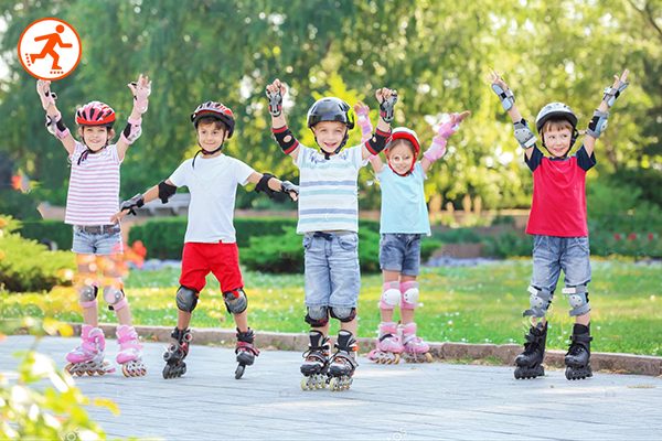 Giày trượt băng lưỡi dao và giày trượt patin bánh xe đặt cạnh nhau để so sánh tại Thế Giới Patin